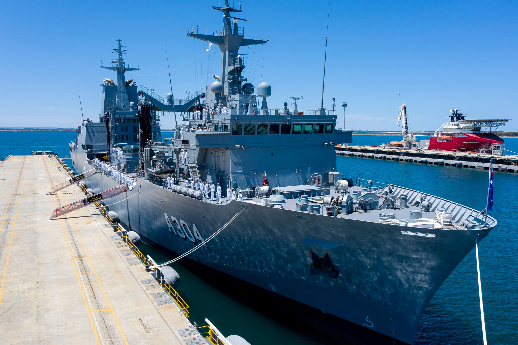 El HMAS Stalwart construido por Navantia para Australia, entra en servicio